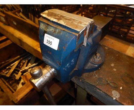 A Record No 3 bench vice. Auctioneers Note: This lot is located at 93 Northorpe Road, Thurlby, Bourne, PE10 0HG. Viewing will