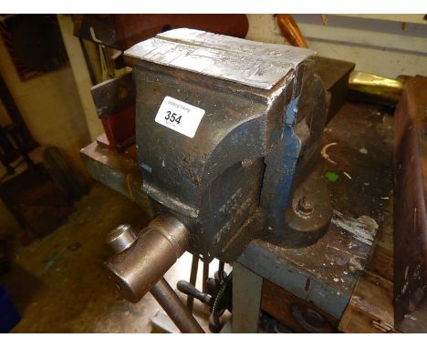 A Paramg No 5 bench vice. Auctioneers Note: This lot is located at 93 Northorpe Road, Thurlby, Bourne, PE10 0HG. Viewing will