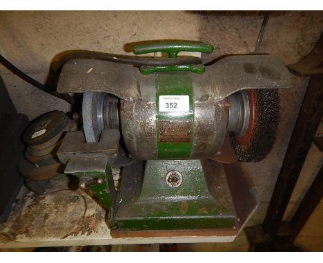 A Black & Decker Junior bench grinder. Auctioneers Note: This lot is located at 93 Northorpe Road, Thurlby, Bourne, PE10 0HG.