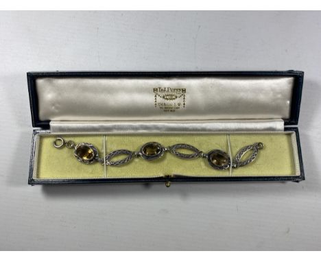 A BOXED VINTAGE SILVER NECKLACE WITH SMOKY QUARTZ STYLE STONES 