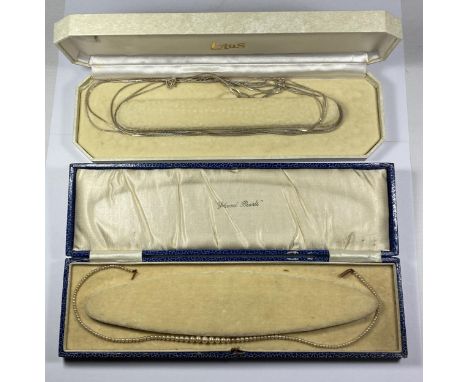 TWO VINTAGE BOXED NECKLACES TO INCLUDE A CULTURED PEARL EXAMPLE WITH 9CT YELLOW GOLD CLASP 
