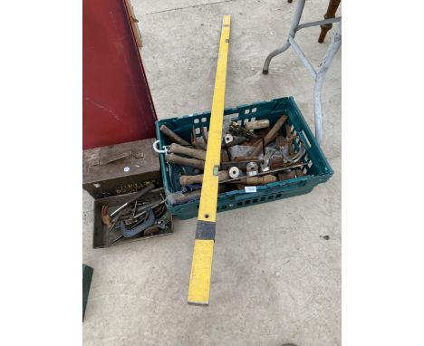 A LARGE ASSORTMENT OF VINTAGE HAND TOOLS TO INCLUDE A VICE, G CLAMP AND HAMMERS ETC 