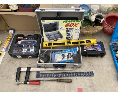 AN ASSORTMENT OF TOOLS TO INCLUDE A SASH CLAMP, SPIRIT LEVEL AND HOT AIR GUN ETC 