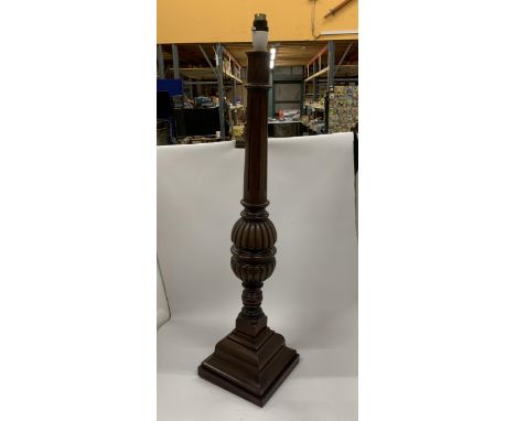 A LARGE MAHOGANY TABLE LAMP WITH FLUTED DESIGN, HEIGHT 77CM 
