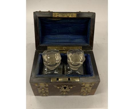 A SMALL 19TH CENTURY MAHOGANY AND BRASS TWIN BOTTLE CADDY 
