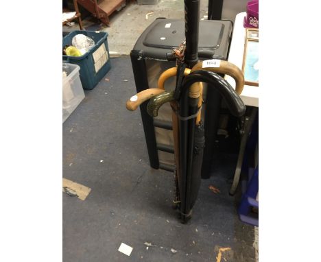A UANTITY OF VINTAGE WALKING STICKS TO INCLUDE FLORAL EXAMPLES AND AN UMBRELLA 