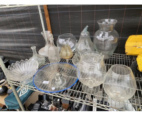 AN ASSORTMENT OF GLASS WARE TO INCLUDE VASES, DECANTORS AND A CAKE STAND ETC 