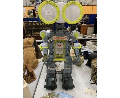 A LARGE MECCANO ROBOT WORKING AT TIME OF CATALOGUING, HEIGHT APPROX 61CM 