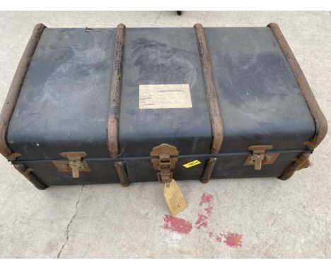 A COMPRESSED FIBRE 'DRAWCO' TRAVELLING TRUNK WITH STEEL HOOPS 