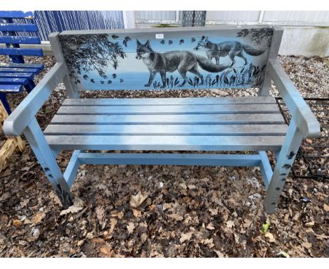 A WOODEN SLATTED GARDEN BENCH WITH FOX DETAIL 