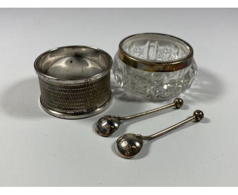 A MIXED GROUP OF SILVER ITEMS TO INCLUDE A NAPKIN RING, CUT GLASS OPEN SALT AND TWO SALT SPOONS 