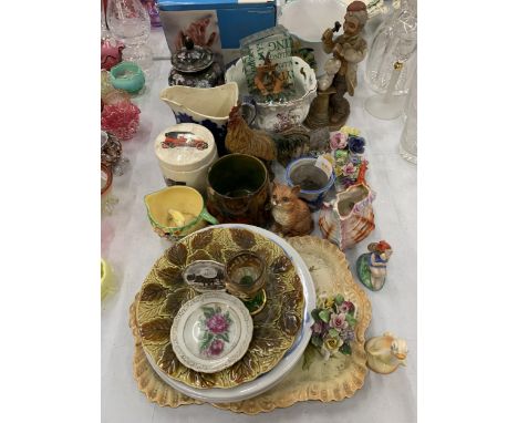 A QUANTITY OF VINTAGE CERAMIC ITEMS TO INCLUDE PLANTERS, PLATES, FIGURES, JUGS, ETC - SOME A/F 