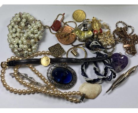 A MIXED GROUP OF VINTAGE COSTUME JEWELLERY TO INCLUDE YELLOW METAL BRACELET, CULTURED PEARL NECKLACE ETC 