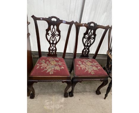 A PAIR OF MAHOGANY CHIPPENDALE STYLE DINING CHAIRS ON FRONT CABRIOLE LEGS WITH BALL AND CLAW FEET 