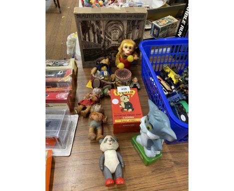 A MIXED LOT OF VINTAGE TOYS TO INCLUDE A WALT DISNEY FIGARO SOAP ETC 