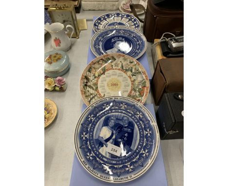 FOUR WEDGWOOD CABINET/WALL PLATES, THREE ROYAL COMMEMORATIVE AND ONE A 2004 CALENDAR PLATE ALL BOXED 