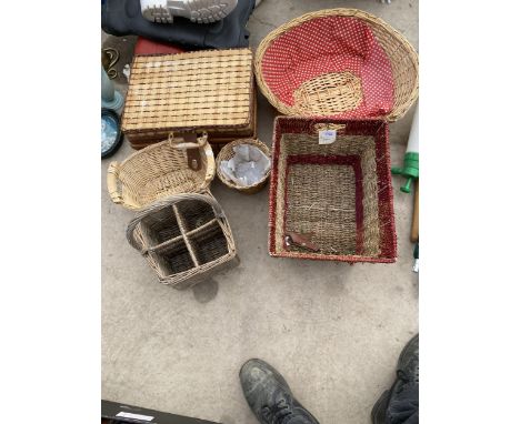 AN ASSORTMENT OF WICKER ITEMS TO INCLUDE A PICNIC HAMPER ETC 