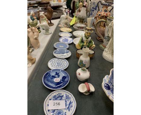 A QUANTITY OF CERAMIC ITEMS TO INCLUDE SMALL PLATES, FIGURES, ETC 