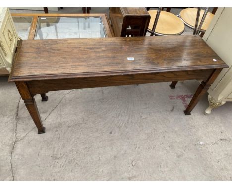 AN EARLY 20TH CENTURY OAK BENCH ON TAPERING LEGS, 48X14" 