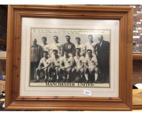 A FRAMED PRINT OF MANCHESTER UNITED WITH SIR MATT BUSBY AND THE BUSBY BABES 