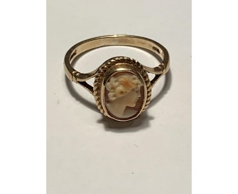 A 9 CARAT GOLD RING WITH A CAMEO SIZE P/Q 