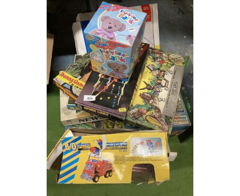 A QUANTITY OF BOXED TOYS TO INCLUDE A FIRE ENGINE, TEDDY BEAR BANK, GAMES ETC 