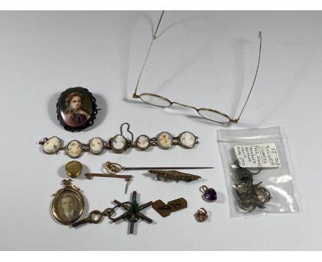 A MIXED LOT OF VINTAGE COSTUME JEWELLERY TO INCLUDE CAMEO BRACELET, SILVER CHARMS ETC 