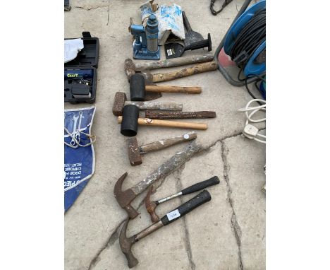 AN ASSORTMENT OF TOOLS TO INCLUDE HAMMERS, CHISELS AND A BOTTLE JACK ETC 