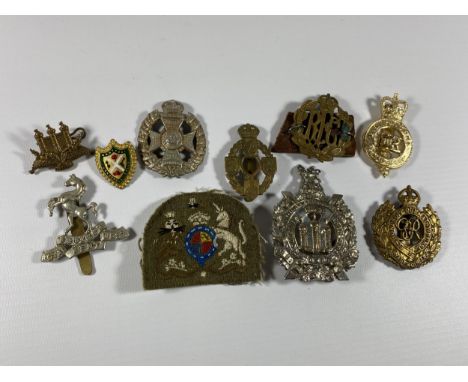 A MIXED COLLECTION OF VINTAGE MILITARY CAP BADGES 