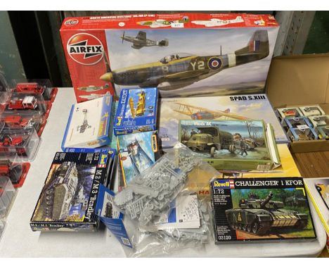 A COLLECTION OF AIRFIX TO INCLUDE A 1:24 SCALE NORTH AMERICAN MUSTANG ETC 