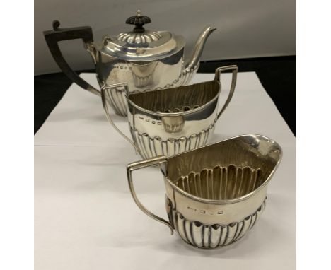 A VICTORIAN SILVER THREE PIECE BACHELOR'S TEA SET, HALLMARKS FOR BIRMINGHAM, 1896, TOTAL WEIGHT 452G, TEAPOT HEIGHT 12CM 