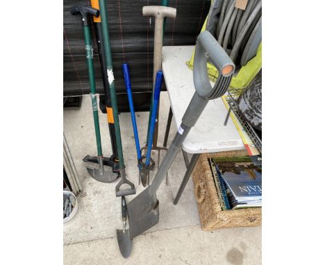 AN ASSORTMENT OF GARDEN TOOLS TO INCLUDE A FORK AND A SPADE ETC 