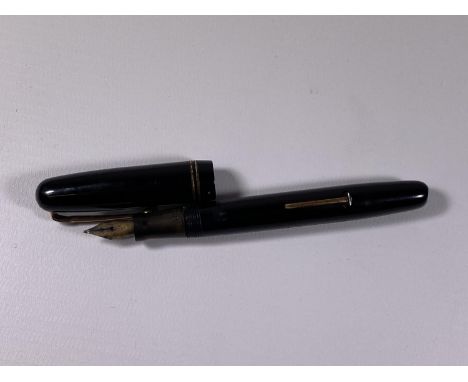 A VINTAGE SWAN FOUNTAIN PEN WITH 14CT YELLOW GOLD NIB 