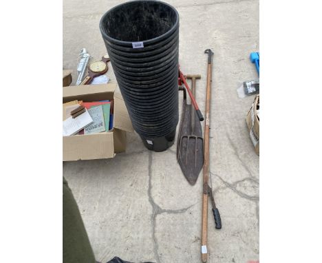 AN ASSORTMENT OF GARDEN ITEMS TO INCLUDE PLANT POTS, A FORK AND A sythe etc 