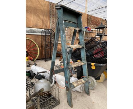 A VINTAGE FOUR RUNG WOODEN STEP LADDER 