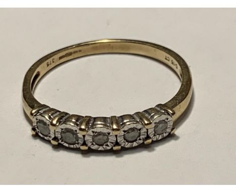 A 9 CARAT GOLD RING WITH FIVE IN LINE DIAMONDS SIZE Q/R 