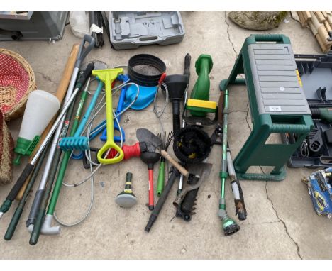 AN ASSORTMENT OF GARDEN TOOLS TO INCLUDE SHEARS, A HALF MOON AND A HEDGE TRIMMER ETC 