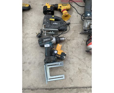 AN ASSORTMENT OF POWER TOOLS TO INCLUDE A MAKITA BATTERY DRILL AND A DEWALT BATTERY DRILL ETC 