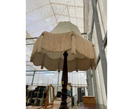 A STANDARD LAMP WITH TURNED AND BARLEYTWIST COLUMN COMPLETE WITH SHADE 