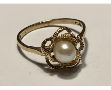 A 9 CARAT GOLD RING WITH A CENTRE PEARL IN A TWIST DESIGN SIZE O/P 