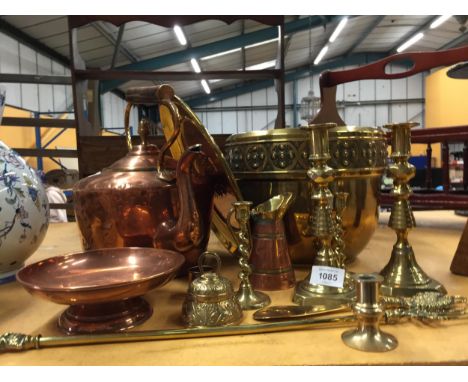 A QUANTITY OF ITEMS TO INCLUDE A COPPER KETTLE, JUG AND BOWL PLUS A LARGE BRASS PLANTER, CANDLESTICKS, TOASTING FORK, ETC 