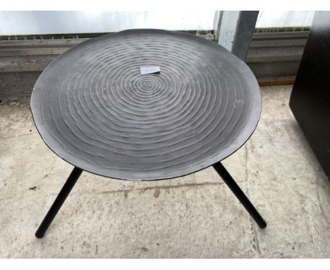 A RETRO METALWARE TABLE, 16" DIAMETER, THE TOP IN THE FORM OF A TREE RING, ON SPLAY FEET 