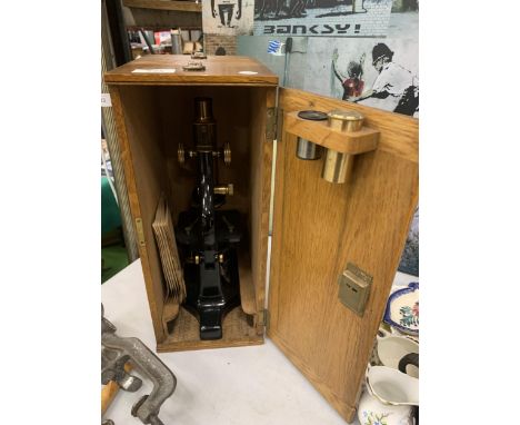 A VINTAGE HEARSON, LONDON NO 154 MICROSCOPE IN OAK CASE 