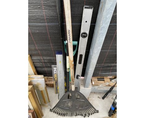 AN ASSORTMENT OF GARDEN TOOLS TO INCLUDE SPIRIT LEVELS, A RAKE AND A SPADE ETC 