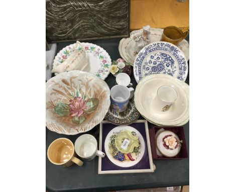 A LARGE QUANTITY OF CERAMIC ITEMS TO INCLUDE PLATES, BOWLS, COMMEMORATIVE ITEMS, A FRAMED PLAQUE, FLORAL TRINKET BOX, ETC 