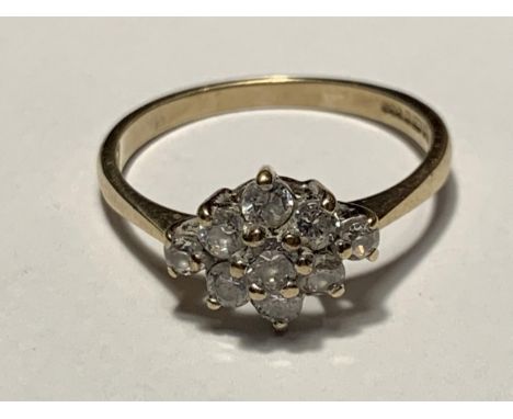 A 9 CARAT GOLD CLUSTER RING WITH CUBIC ZIRCONIA STONES SIZE M/N 