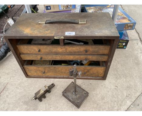 A VINTAGE WOODEN MINITURE JOINERS CHEST WITH AN ASSORTMENT OF TOOLS TO INCLUDE CALIPERS, A VICE AND A STAND ETC 