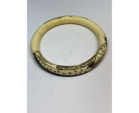 A VINTAGE CHINESE BONE BANGLE 