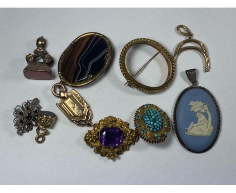 A MIXED LOT OF VINTAGE JEWELLERY TO INCLUDE AMETHYST TYPE BROOCH, WEDGWOOD SILVER PENDANT ETC 