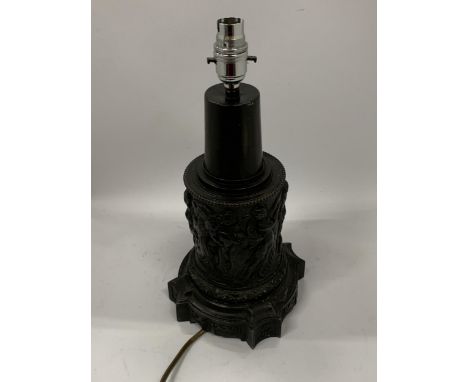 A VINTAGE SPELTER TABLE LAMP BASE WITH CLASSICAL FIGURE DESIGN, HEIGHT 37CM 